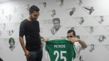 Petros entrega la camiseta a &Aacute;lvaro Pern&iacute;a. 