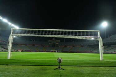 El partido entre el Barcelona y el Osasuna fue suspendido por el fallecimiento del médico del equipo, Carles Miñarro. La noticia se supo minutos antes del encuentro, y fue el mismo presidente del Barça, Joan Laporta, el que bajó al vestuario para comunicar a los jugadores que el partido no se disputaría.