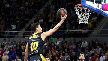 GRAF849. LA LAGUNA (TENERIFE), 17/11/2018.- El base del Iberostar Tenerife Rodrigo San Miguel (i) entra a canasta en el partido ante el Valencia Basket de la novena jornada de la Liga Endesa. EFE/Cristóbal García