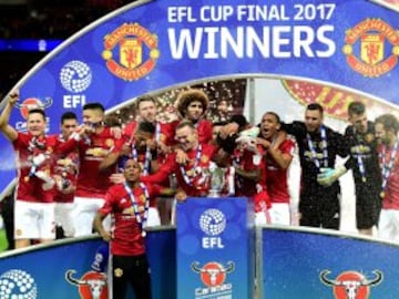 LONDON, ENGLAND - FEBRUARY 26:  Manchester United celebrate victory with the trophy after during the EFL Cup Final between Manchester United and Southampton at Wembley Stadium on February 26, 2017 in London, England. Manchester United beat Southampton 3-2