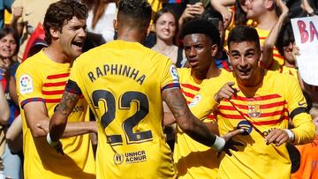 El delantero del FC Barcelona Ferrán Torres (d) es felicitado por algunos de sus compañeros después de marcar el 1-0 durante el partido de la Liga Santander Barça-Atlético de Madrid disputado este domingo en el Camp Nou en Barcelona.