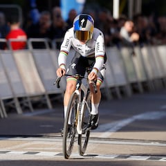 Evenepoel gana igualmente una contrarreloj que no sirvió