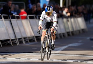 Evenepoel gana igualmente una contrarreloj que no sirvió