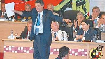 <b>SALUDO</b>. Villar saluda a la asamblea tras terminar la votación.