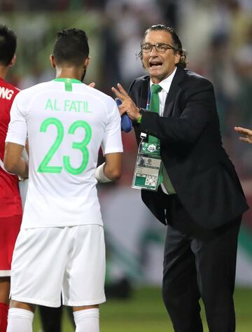 Llegó a Arabia Saudí a finales de 2017, después de que en verano de ese mismo año conquistara la Copa América con Chile. Nacido en Argentina, como jugador formó parte de la selección española. En España ha entrenado al Valencia.