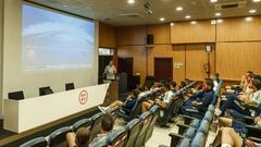 Reuni&oacute;n arbitral para la Eurocopa de Velasco Carballo con los jugadores de la selecci&oacute;n espa&ntilde;ola.