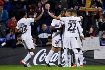 1-2.  Ousmane Dembélé celebra con sus compañeros el segundo gol que marca en el minuto 65.