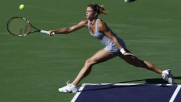 Camila Giorgi, responde un golpe de Maria Sharapova.