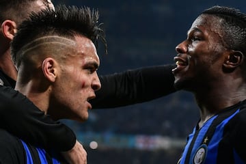 Los jugadores del Calcio han salido esta jornada a jugar sus partidos con una raya roja pintada en sus caras como muestra de apoyo al D¨ªa Internacional de la Eliminaci¨®n de la Violencia de G¨¦nero.