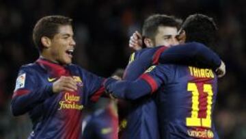 Villa marcó dos goles y fue uno de los futbolistas más destacados del partido de ayer, juntamente con Thiago, con quien se está abrazando en la imagen en presencia de Jonathan Dos Santos.