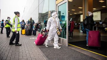 (FILES) In this file photo taken on October 5, 2020 a passenger wearing a protective suit and face masks enters to the Jorge Chavez International Airport in Callao, Peru, as international flights resume after more than six months due to the COVID-19 coronavirus pandemic. - Peru extended on February 28, 2021, the suspension of flights from Brazil until March 14 as a precautionary measure against the spread of the novel coronavirus disease COVID-19. (Photo by Ernesto BENAVIDES / AFP)