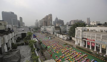 La celebración del Día Internacional del Yoga en imágenes