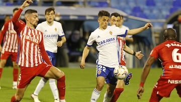 Bermejo, rodeado de jugadores del Sporting.