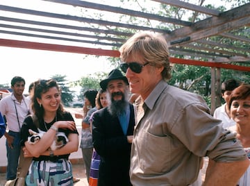Robert Redford, actor estadounidense, visita la escuela de cine "García Márquez". San Antonio, Cuba, mayo de 1988.