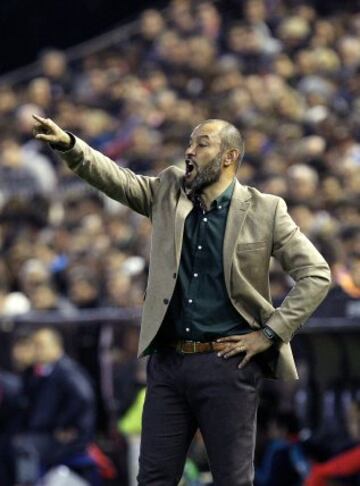Nuno Espírito Santo, da instrucciones a sus jugadores.