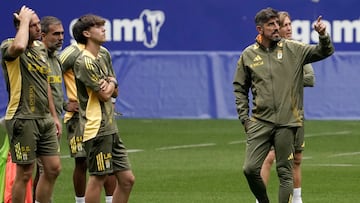 OVIEDO, 10/06/2025.- El entrenador Real Oviedo, Veljko Paunovic (d), durante el último entrenamiento del equipo en el estadio Carlos Tartiere antes del partido ante el Almería de mañana, miércoles, correspondiente a la vuelta de la semifinal de la fase de ascenso a Primera división. EFE/Paco Paredes