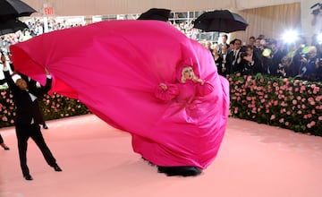La artista sorprendió en la alfombra con un vestido fucsia de Brandon Maxwell que fue convirtiéndose en otros tres diseños más en una gala bajo el tema 'Camp: Notas sobre la moda'.