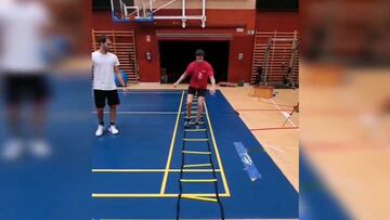 Carolina Marín deja atrás las muletas y ya ve la luz