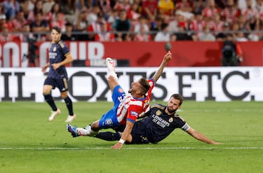 Fuerte entrada del jugador del Real Madrid, Nacho, al jugador del Girona, Portu, con los tacos por delante y a unos pocos minutos del final del encuentro. 
