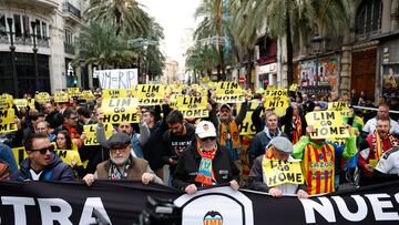 Aficionados en contra de la gestión de Peter Lim.