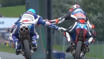 Mart&iacute;n y Bezzecchi se saludan tras la carrera de Austria.