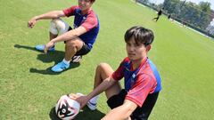 Kubo estira durante un entrenamiento con el Tokyo.