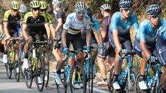 Alejandro Valverde rueda con el maillot arco&iacute;ris durante el Giro de Lombard&iacute;a.