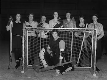 Al igual que el Curling, el Hockey sobre hielo fue disciplina olmpica femenina en los mismos juegos de Nagano (1998); pero mucho antes ya era una aficin para muchas mujeres. Imagen de 1931 del equipo "Golder's Green Ice Rink" en el norte de Londres.