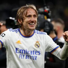 How much did Modric turn down from Saudi Arabia to stay with Madrid?