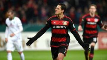 Chicharito anotó su cuarto gol en la Copa ante el Werder Bremen.