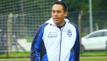 El desconocido DT chileno que se fue a Argentina y amargó a Gustavo Quinteros en el debut