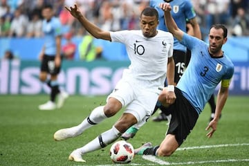 Kylian Mbappé gives Diego Godín the slip