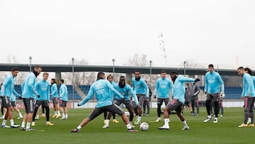 Uno de los rondos del entrenamiento del Real Madrid en la v&iacute;spera del partido contra el Eibar.