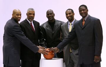 Vince Carter, Julius Erving, Michael Jordan, Kobe Bryant y Dominique Wilkins, miembros del jurado del concurso de mates del All Star en 2007.