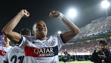 Mbappé celebra su gol de penalti al Barça en Montjuïc.