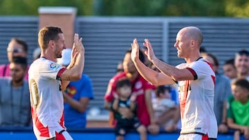 Isi celebra con Balliu su gol en el Legan¨¦s - Rayo Vallecano