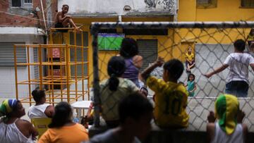 Brazilian fans react as they watch the World Cup's match between Brazil and Cameroon in Rocinha slum, in Rio de Janeiro, Brazil, December 2, 2022. REUTERS/Ricardo Moraes

PUBLICADA 04/12/22 NA MA48 5COL
CONTRAPORTADA FOTO FINISH