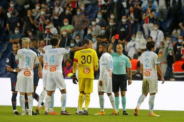 El resultado final fue de 1-0 a favor del Marsella, pero en tiempo agregado se dieron cinco expulsiones, dos por bando.