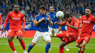 OVIEDO, 03/11/2025.- El centrocampista de Osasuna Rubén García (2d) despeja un balón junto al argentino Santiago Colombatto (2i), del Oviedo, durante el partido de la jornada 11 de LaLiga que Real Oviedo y Atlético Osasuna disputan este lunes en el estadio Carlos Tartiere. EFE/Paco Paredes