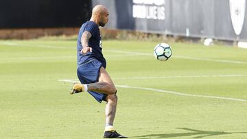 Simone Zaza, durante la sesi&oacute;n de remates a puerta.