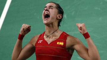 Carolina Marín celebra el oro tras vencer a la india Sindhu Pusarla.