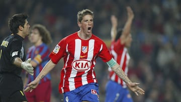 Fernando Torres celebra su gol al Barcelona en 2006.