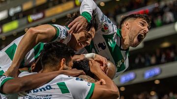 Jugadores de Santos festeja el primer gol del partido
