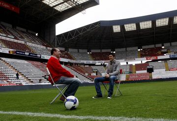 Como todo sportinguista, Villa tiene a Enrique Castro, Quini, como el gran ídolo del sportinguismo. En la imagen charlan en El Molinón en 2009, días antes de la vuelta de Villa al estadio con la camiseta del Valencia.