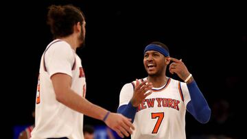 Carmelo Anthony habla con Joakim Noah.