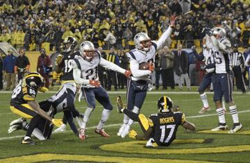 Desde que se dio a conocer el calendario regular, la mayor赤a circul車 la fecha del 17 de diciembre con la expectativa de poder ver el juego del a?o, la visita de los New England Patriots a Pittsburgh en una repetici車n de la Final de la AFC de enero pasado. No salieron decepcionados.
Los Patriots borraron una desventaja de ocho puntos en el 迆ltimo cuarto y anotaron 11 sin respuesta para ganar el encuentro y tomar control absoluto de la Conferencia Americana. Pero fueron los 迆ltimos 2:06 minutos los que quedar芍n tatuados en la memoria.
Abajo por cinco puntos, Tom Brady y sus muchachos comandaron una ofensiva de 88 yardas en 1:10, 69 de las cuales fueron obra de Rob Gronkowski, y las 迆ltimas ocho de Dion Lewis. Con menos de un minuto por jugar el juego estaba decidido, ?o no?
Ben Roethlisberger respondi車 de inmediato con un pase de 69 yardas al novato JuJu Smith-Schuster que puso a Pittsburgh en la posibilidad de empatar el partido. Pero, a迆n con tiempo, fueron por el triunfo, hab赤a mucho en juego. Aqu赤 es donde se pone interesante.
Roethlisberger encuentra a Jesse James solo en el centro a una yarda de las diagonales, James atrapa el bal車n, cruza el plano y fin de la historia. O al menos eso cre赤amos. Sin embargo, ※nunca complet車 el proceso de recepci車n§ y el env赤o se decret車 incompleto. Pittsburgh realiz車 otras dos jugadas, incluyendo un intento de enga?o por azotar el bal車n que result車 en una intercepci車n y el camino al Super Bowl en la AFC pasa por Foxborough. Fin de la historia.