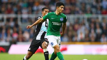 Steven Alzate durante un partido con Brighton en Premier League.