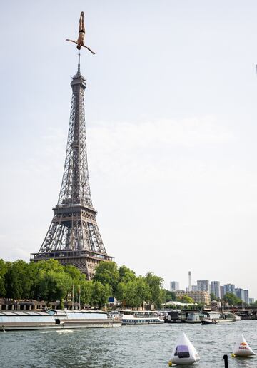Gary Hunt salta desde los 27,5 metros en la Serie Mundial del Red Bull Cliff Diving. La precisi¨®n del fot¨®grafo ha conseguido que se produzca el efecto ¨®ptico de que el saltador franc¨¦s va a colisionar con el pico de la Torre Eiffel.