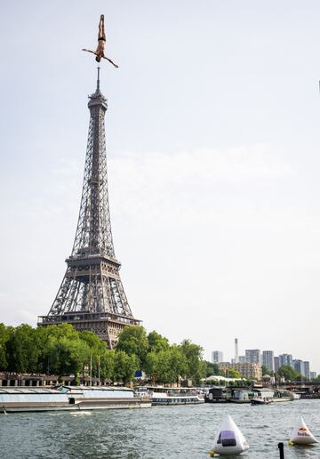  Gary Hunt salta desde los 27,5 metros en la Serie Mundial del Red Bull Cliff Diving. La precisión del fotógrafo ha conseguido que se produzca el efecto óptico de que el saltador francés va a colisionar con el pico de la Torre Eiffel.