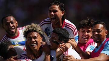 Los jugadores de Venezuela celebran uno de los goles contra Ecuador.